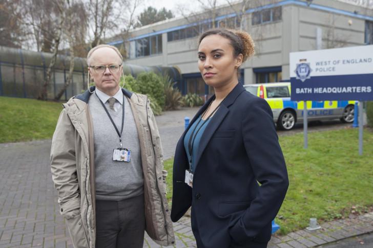 Tala Gouveia (Lauren Mcdonald), Jason Watkins (Dodds) devant le poste de police